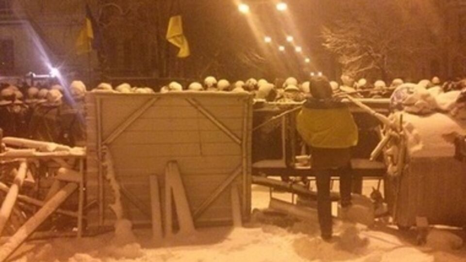 Павшие баррикады Евромайдана. Вечерний фоторепортаж из центра Киева