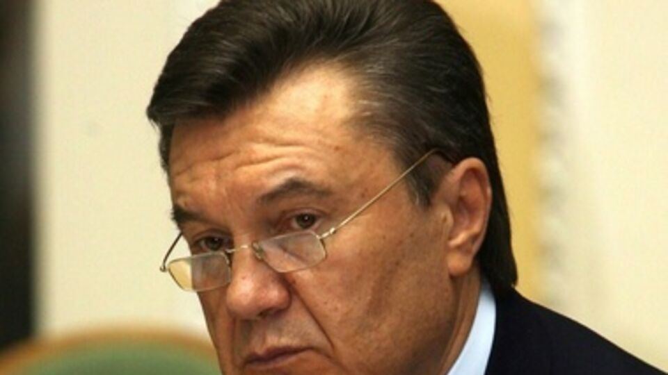 Согласно закону, ЧП может ввести только президент