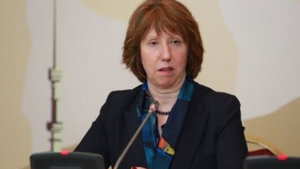 Эштон завтра посетит Киев