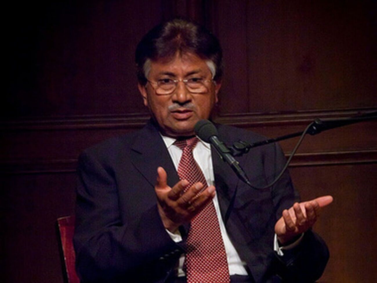 Суд предупредил Мушараффа об аресте