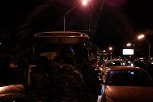 Автомобили заблокировали автобусы с "Беркутом"