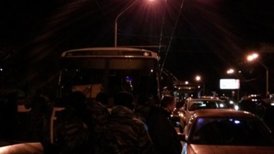 Автомобили заблокировали автобусы с "Беркутом"