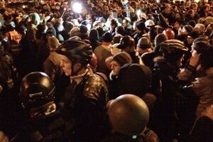 Автомайдановцы призывают "Беркут" снять маски. Фоторепортаж