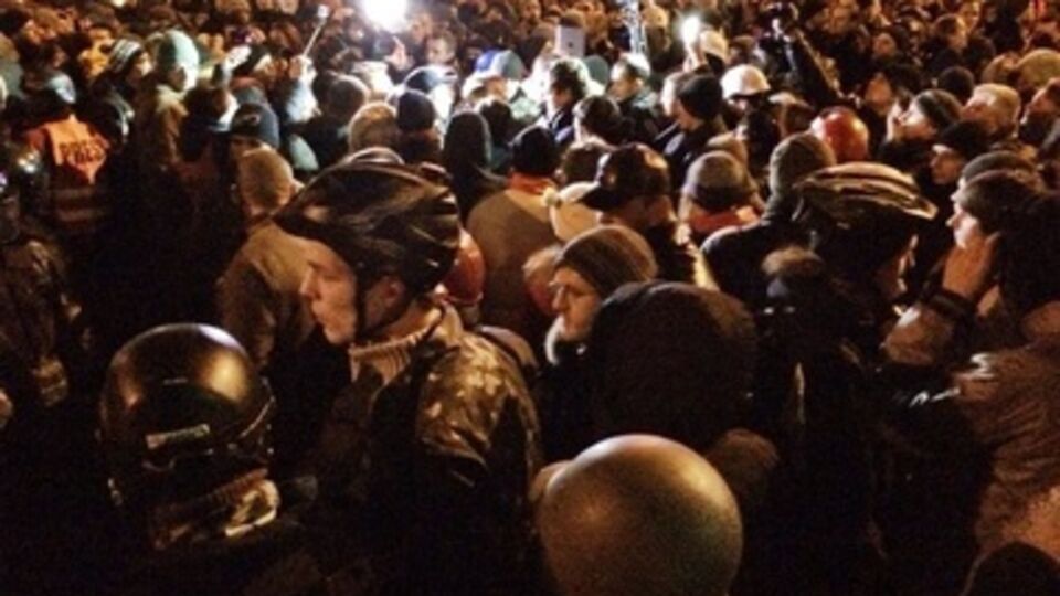 Автомайдановцы призывают "Беркут" снять маски. Фоторепортаж