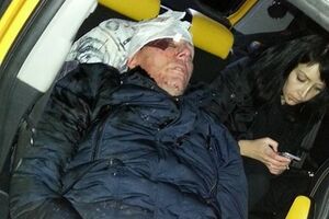 Юрий Луценко в карете "скорой помощи"