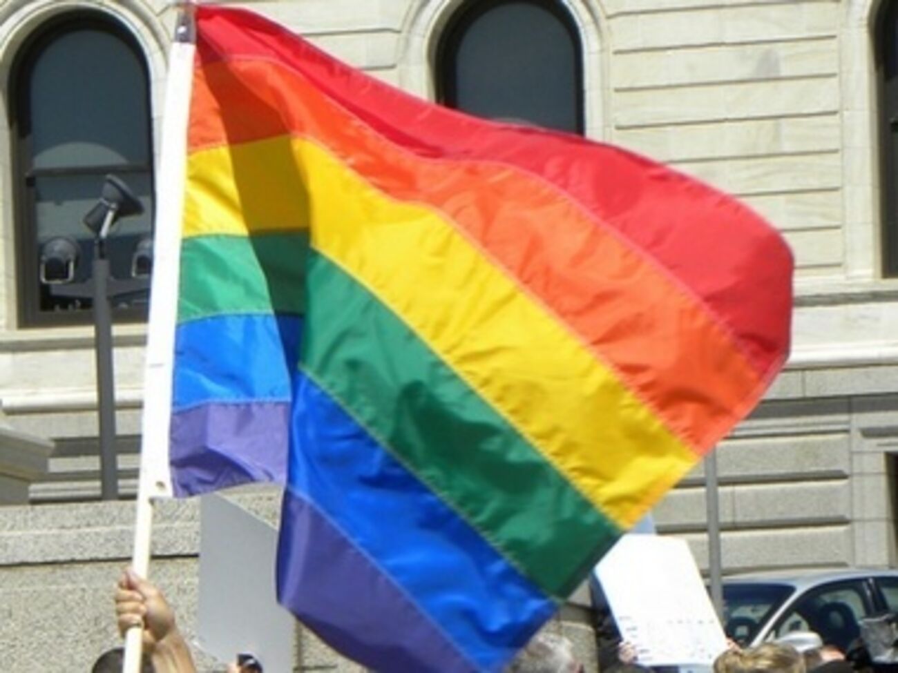 Монумент расположен неподалеку от городского центра ЛГБТ-сообщества