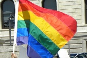 Монумент расположен неподалеку от городского центра ЛГБТ-сообщества