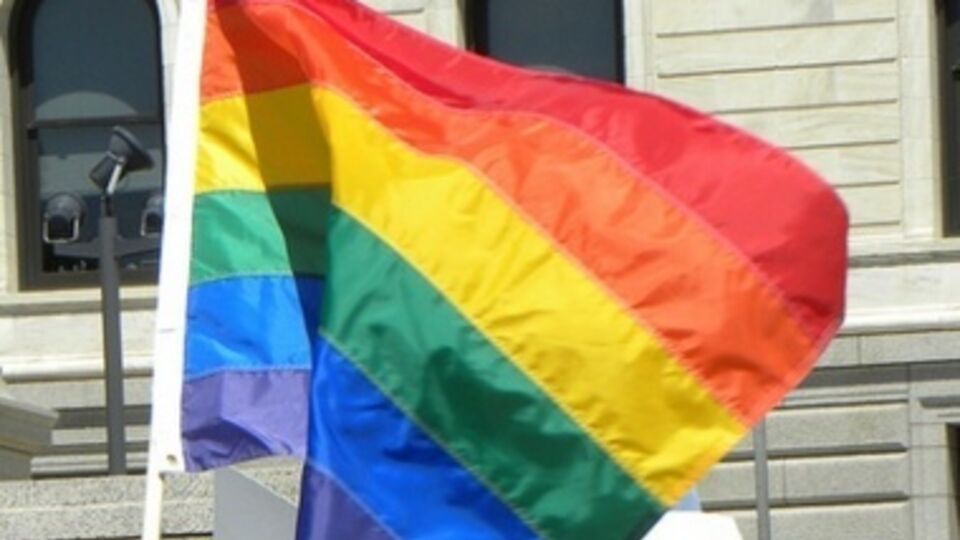 Монумент расположен неподалеку от городского центра ЛГБТ-сообщества