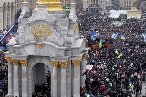 Скульптуру разместили у памятника Независимости