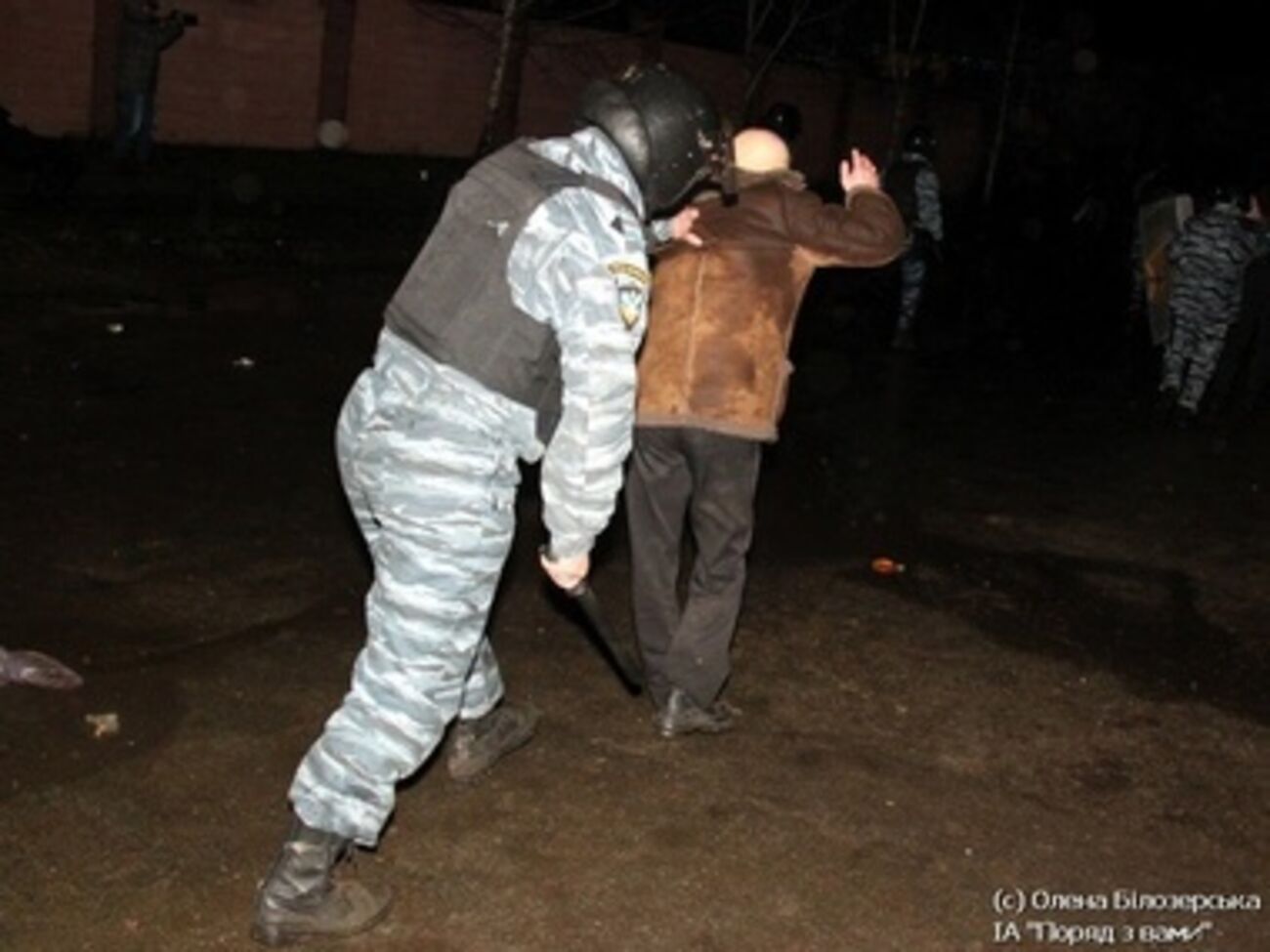 Беркутовец избивает старика под судом