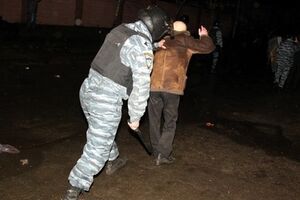 Беркутовец избивает старика под судом