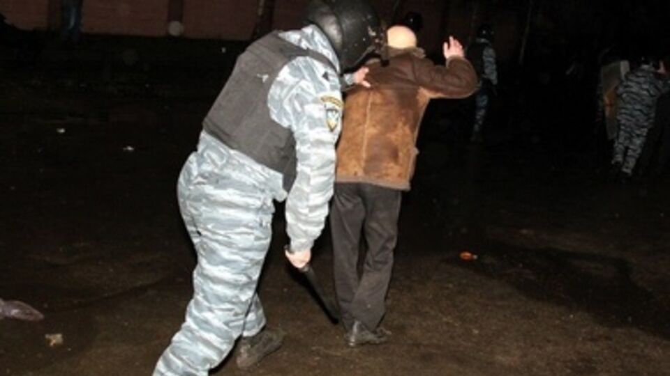 Беркутовец избивает старика под судом