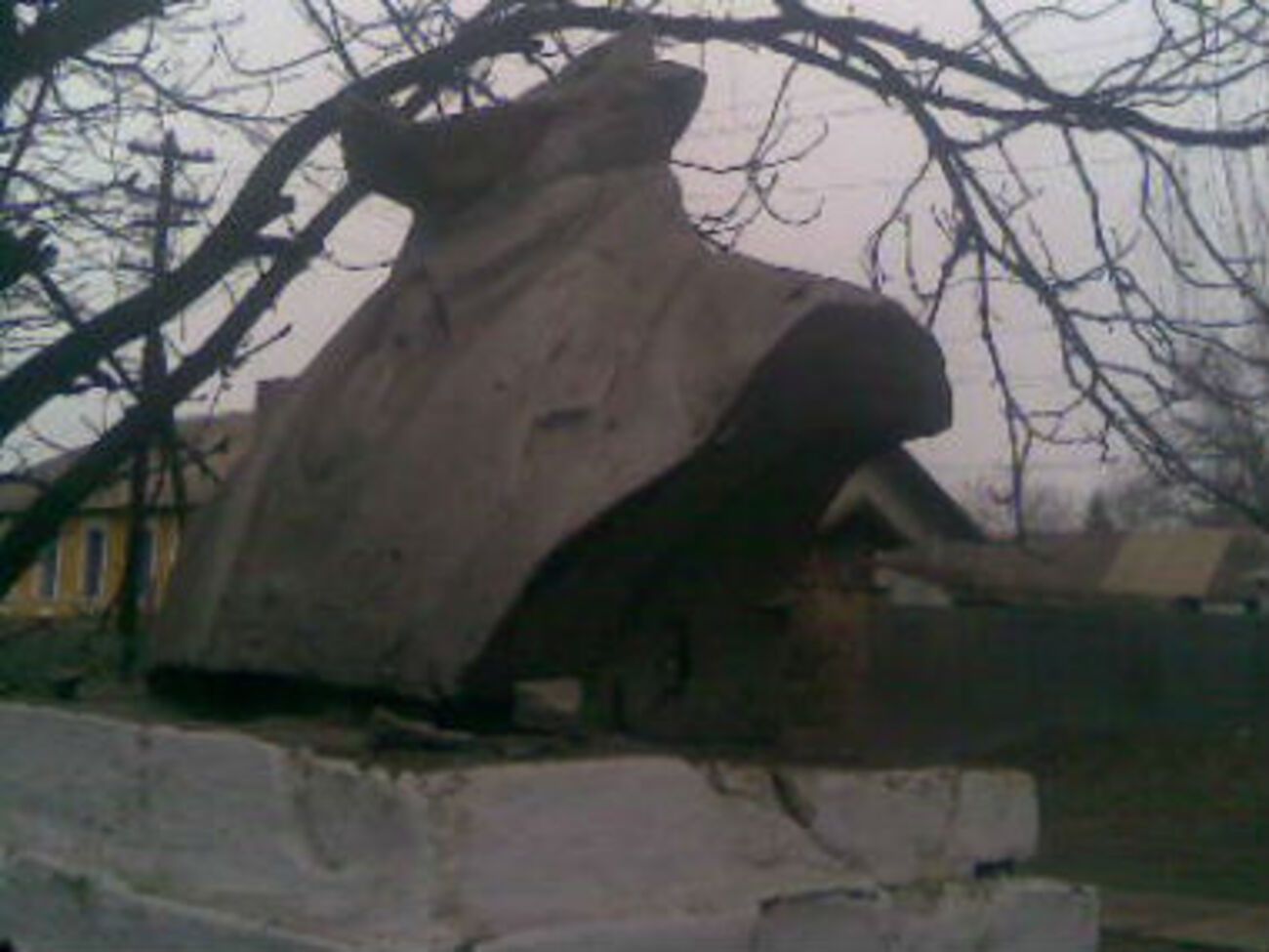 У бюста отбита голова