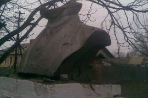 У бюста отбита голова