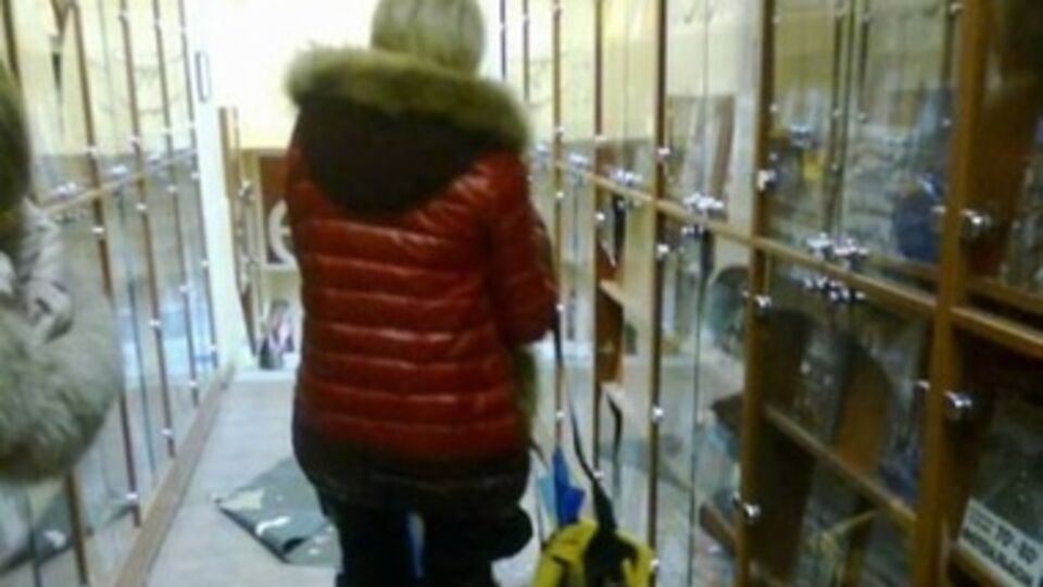 В Харькове неизвестные разгромили книжный магазин и распрыскали слезоточивый газ