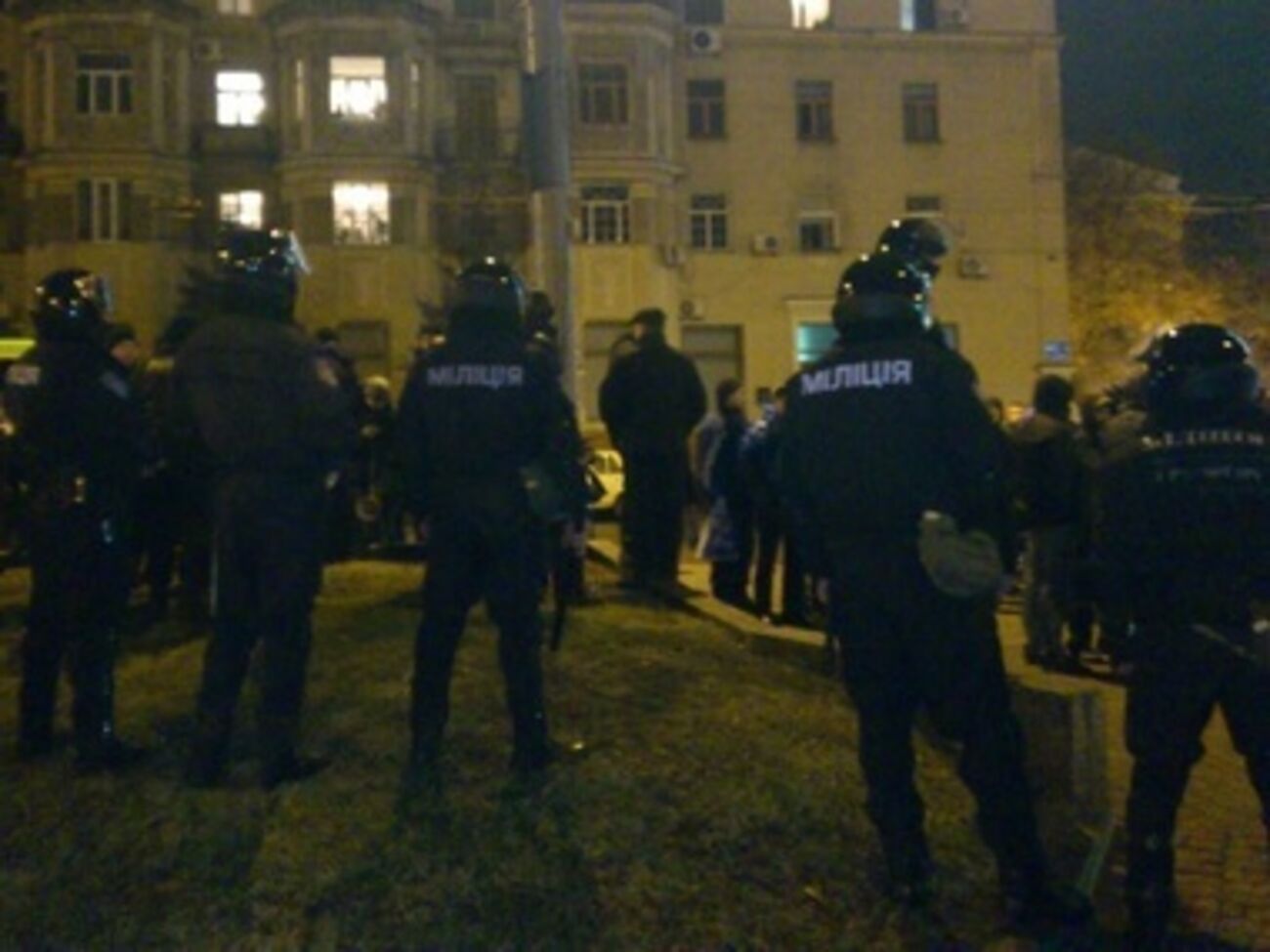 По периметру стоят милиционеры