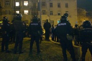 По периметру стоят милиционеры