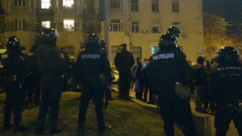 По периметру стоят милиционеры