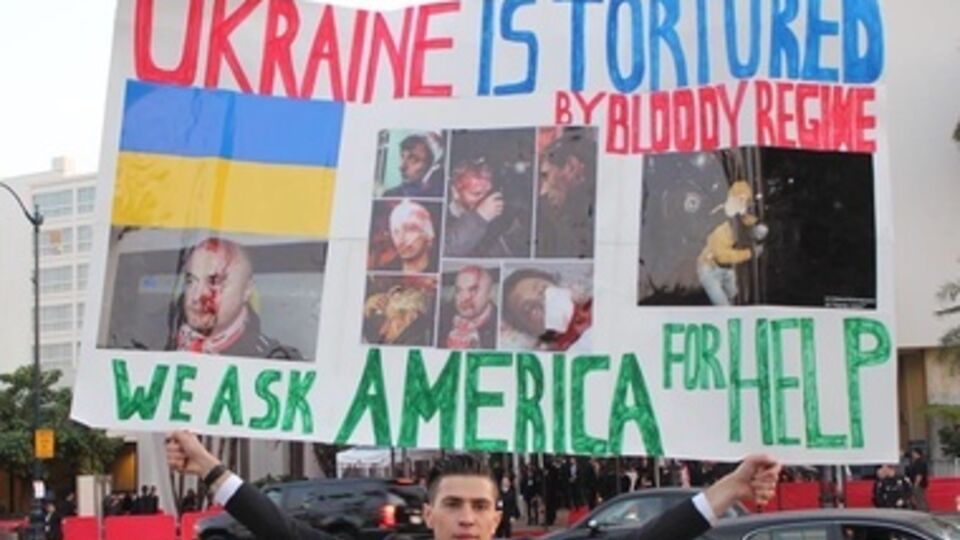 Украинский журналист пришел на вручение "Золотых глобусов" с фото избитых силовиками украинцев