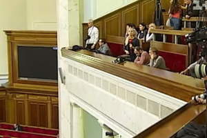 Журналистов в Верховной Раде за стеклом сажать не будут