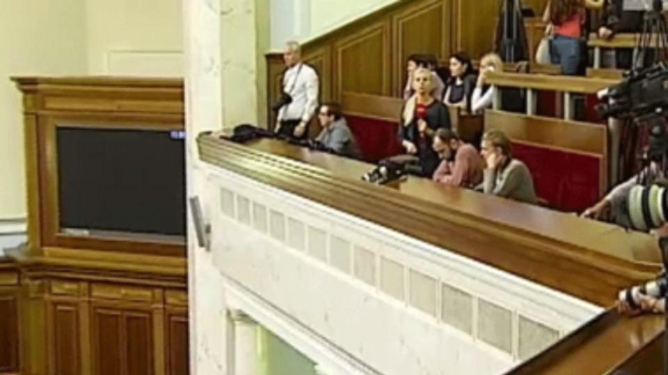 Журналистов в Верховной Раде за стеклом сажать не будут