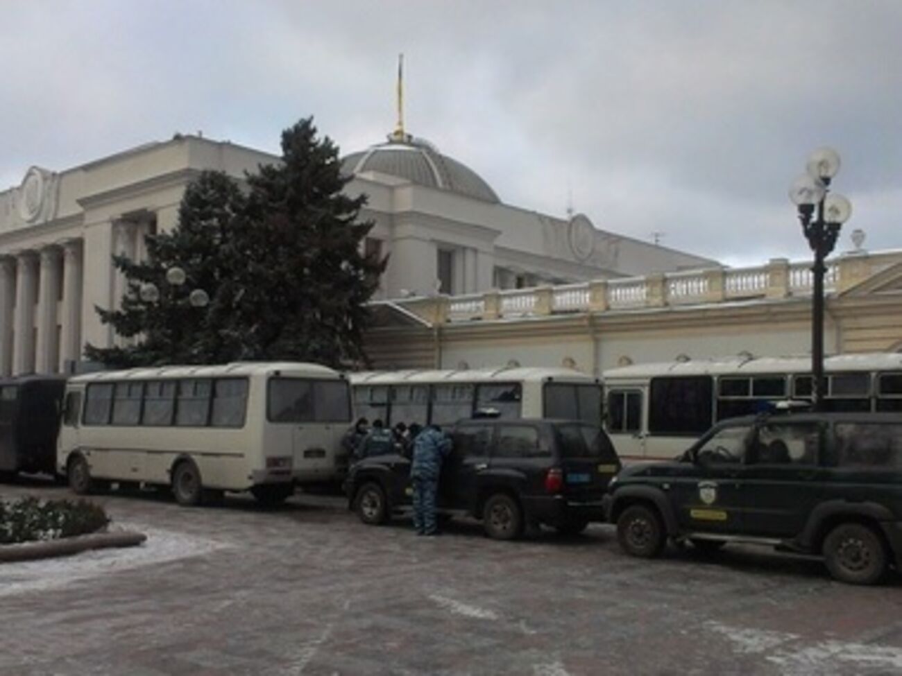 Возле парламента несколько десятков автобусов с милиционерами