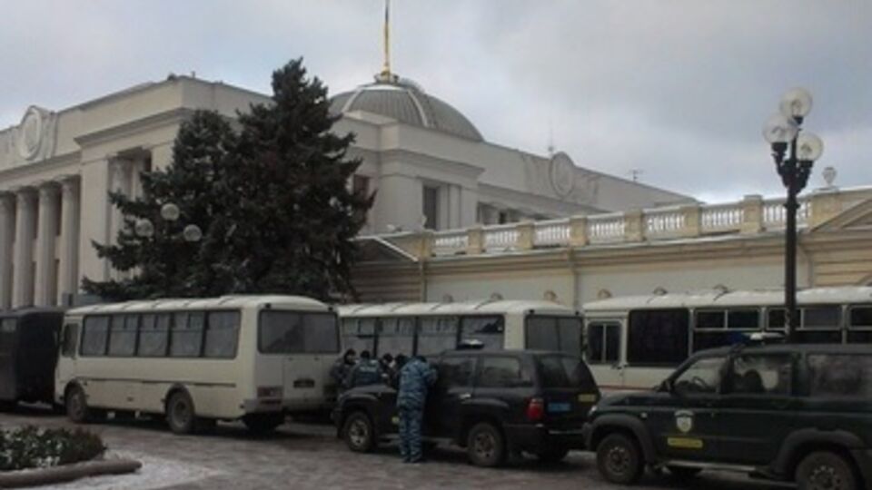 Возле парламента несколько десятков автобусов с милиционерами