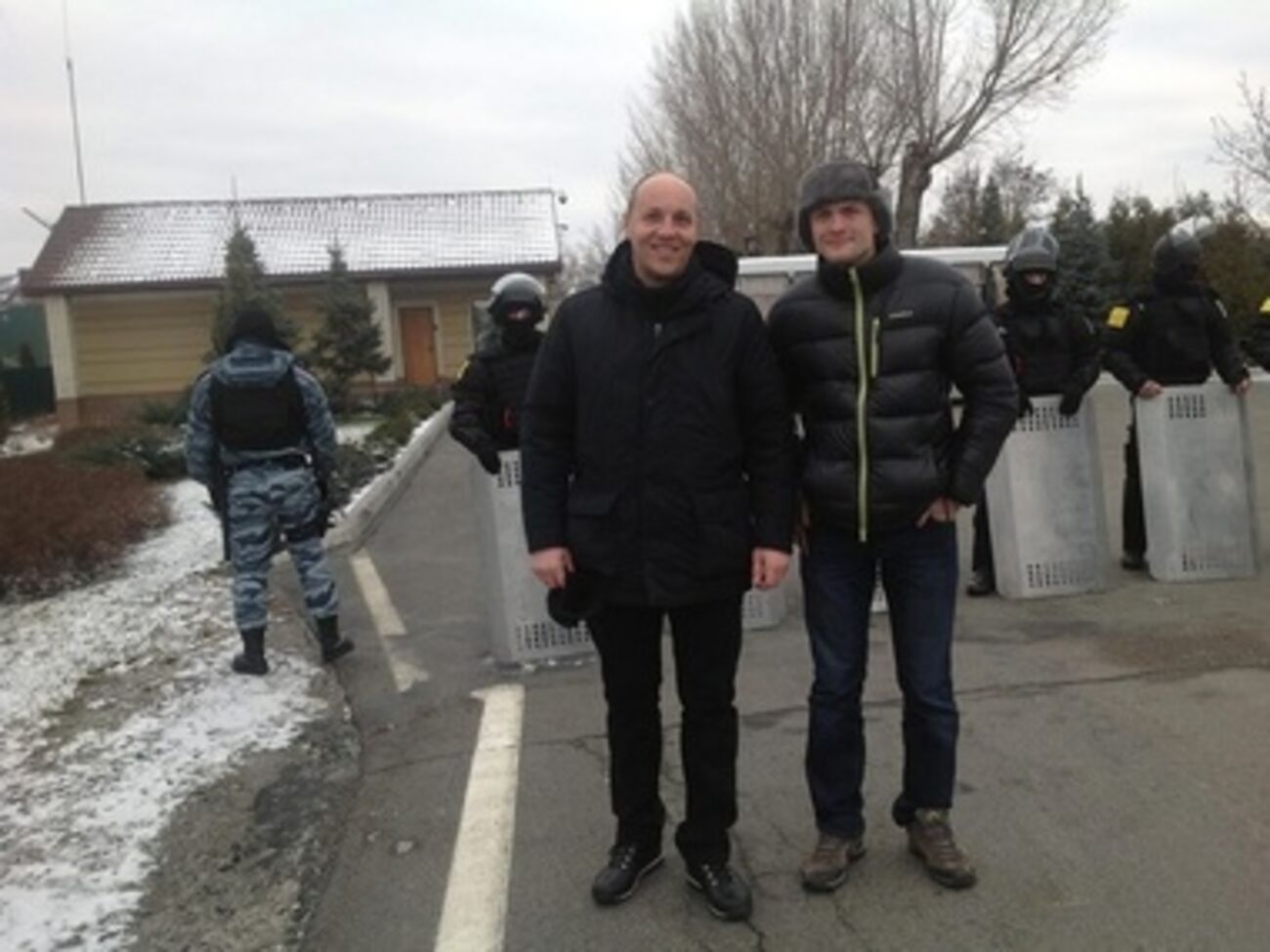 Парубий и Игорь Луценко возле "Межигорья"