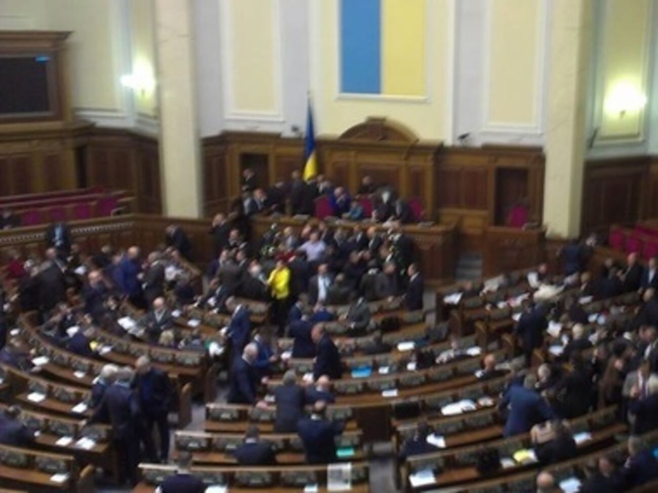 Трибуну ВР блокируют оппозиционеры