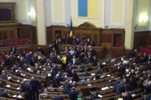 Трибуну ВР блокируют оппозиционеры