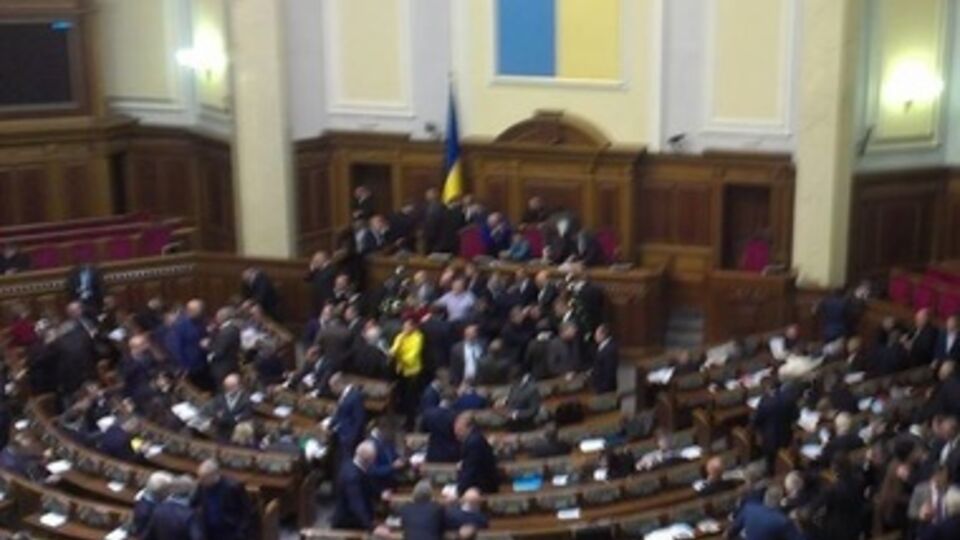 Трибуну ВР блокируют оппозиционеры