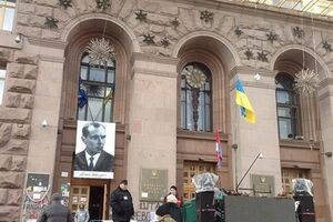 Место Бандеры на фасаде Киевсовета занял Шевченко