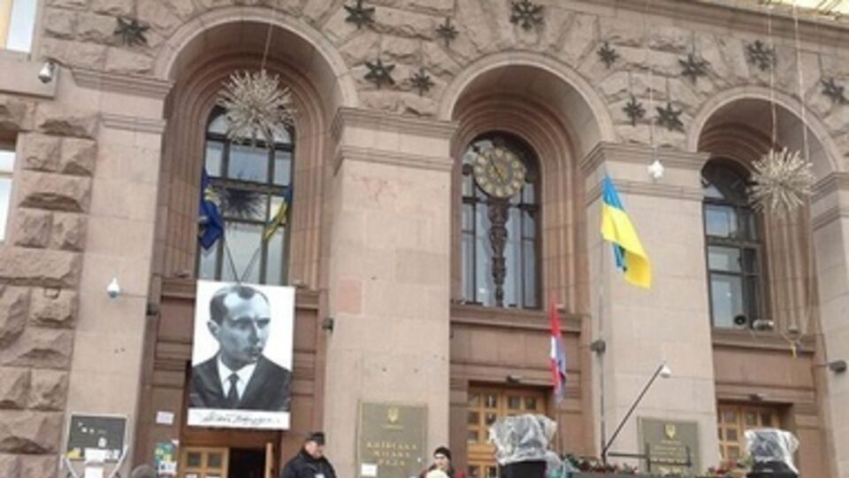 Место Бандеры на фасаде Киевсовета занял Шевченко
