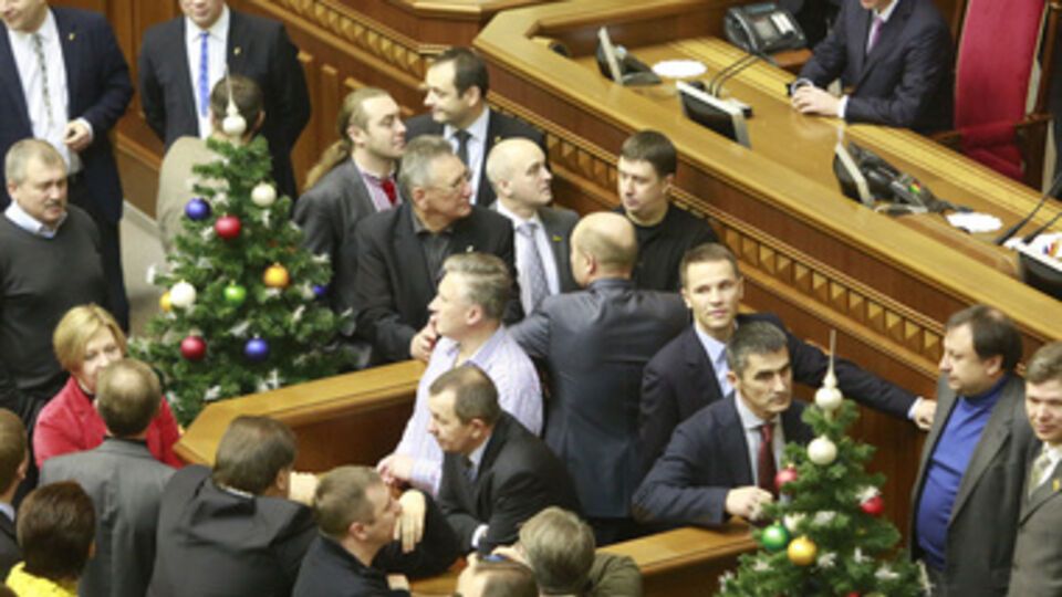 Трибуна ВР пока под контролем оппозиции