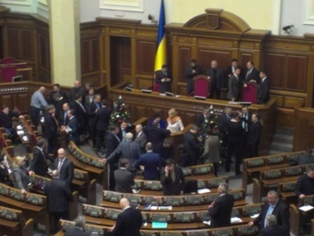 Трибуну ВР два дня подряд блокируют оппозиционеры
