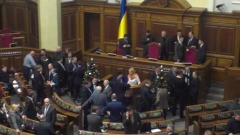 Трибуну ВР два дня подряд блокируют оппозиционеры