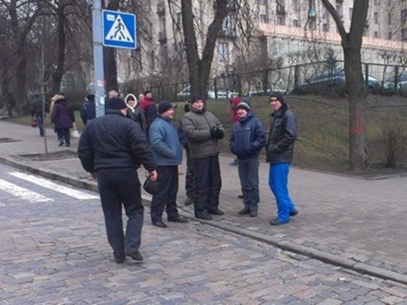 Молодые люди спускаются к площади небольшими группами