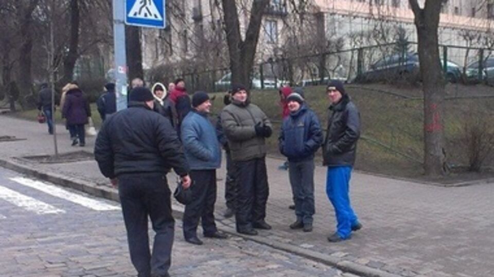 Молодые люди спускаются к площади небольшими группами