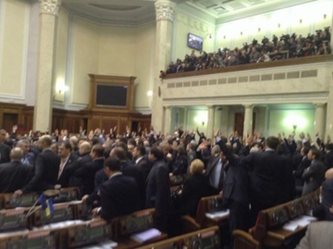 Депутаты голосовали поднятыми руками