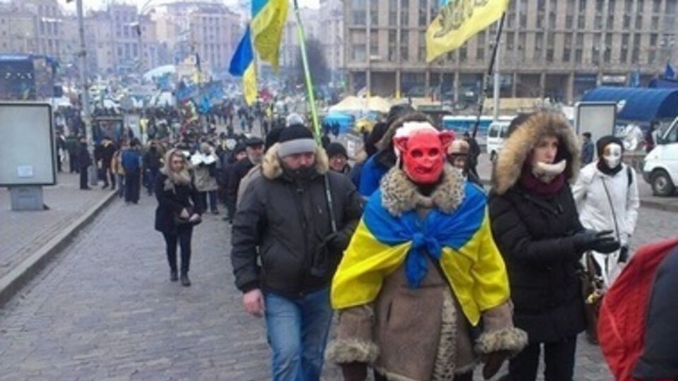 Евромайдановцы в наручниках и с заклеенными ртами пикетируют Банковую. Фоторепортаж