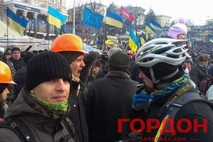 Площадь перед сценой полностью заполнена митингующими