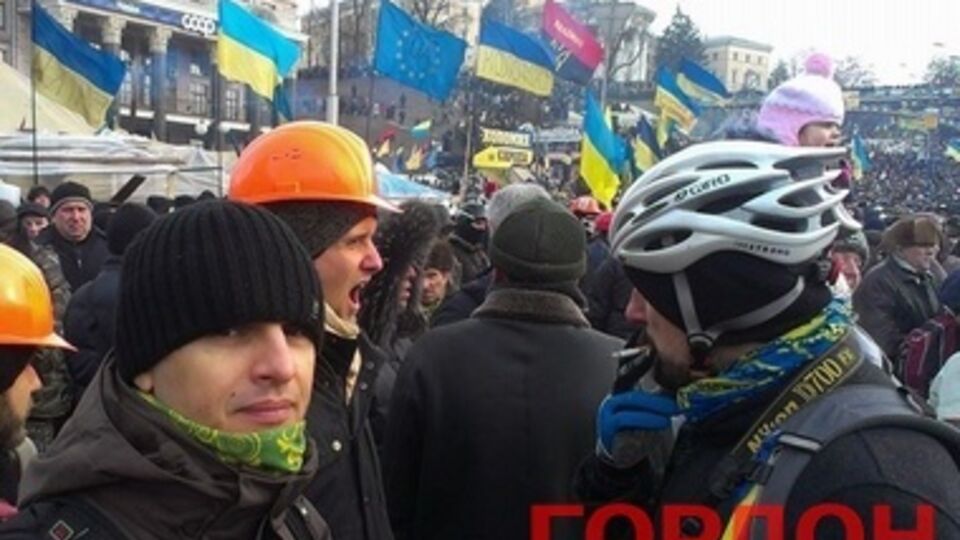 Площадь перед сценой полностью заполнена митингующими