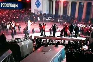 На Грушевского в силовиков бросают "коктейли Молотова"