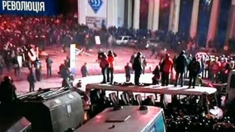 На Грушевского в силовиков бросают "коктейли Молотова"