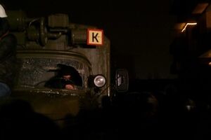 Митингующие разбили окна в авто военных