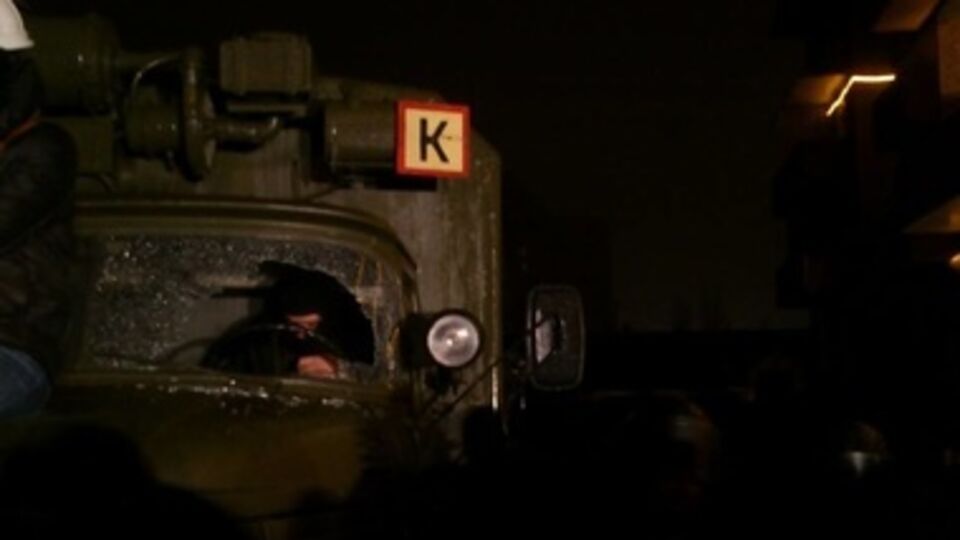 Митингующие разбили окна в авто военных