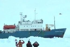 Судно застряло во льдах