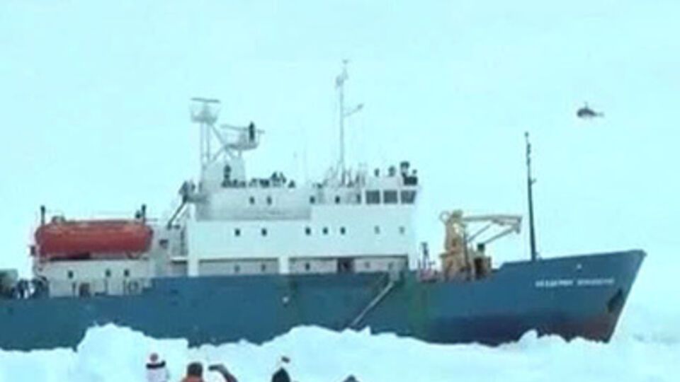 Судно застряло во льдах