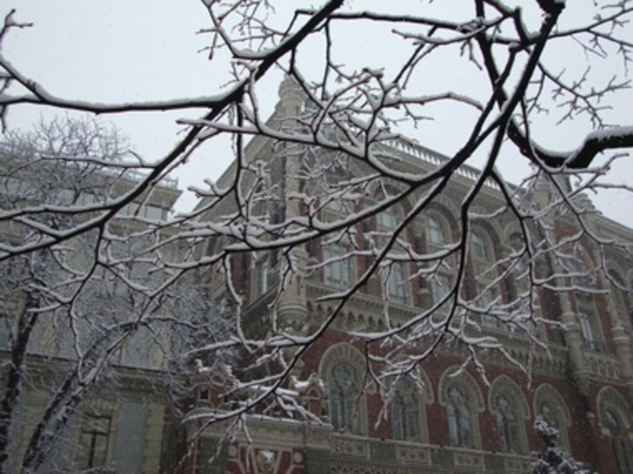 Инвестиции упали более чем вдвое