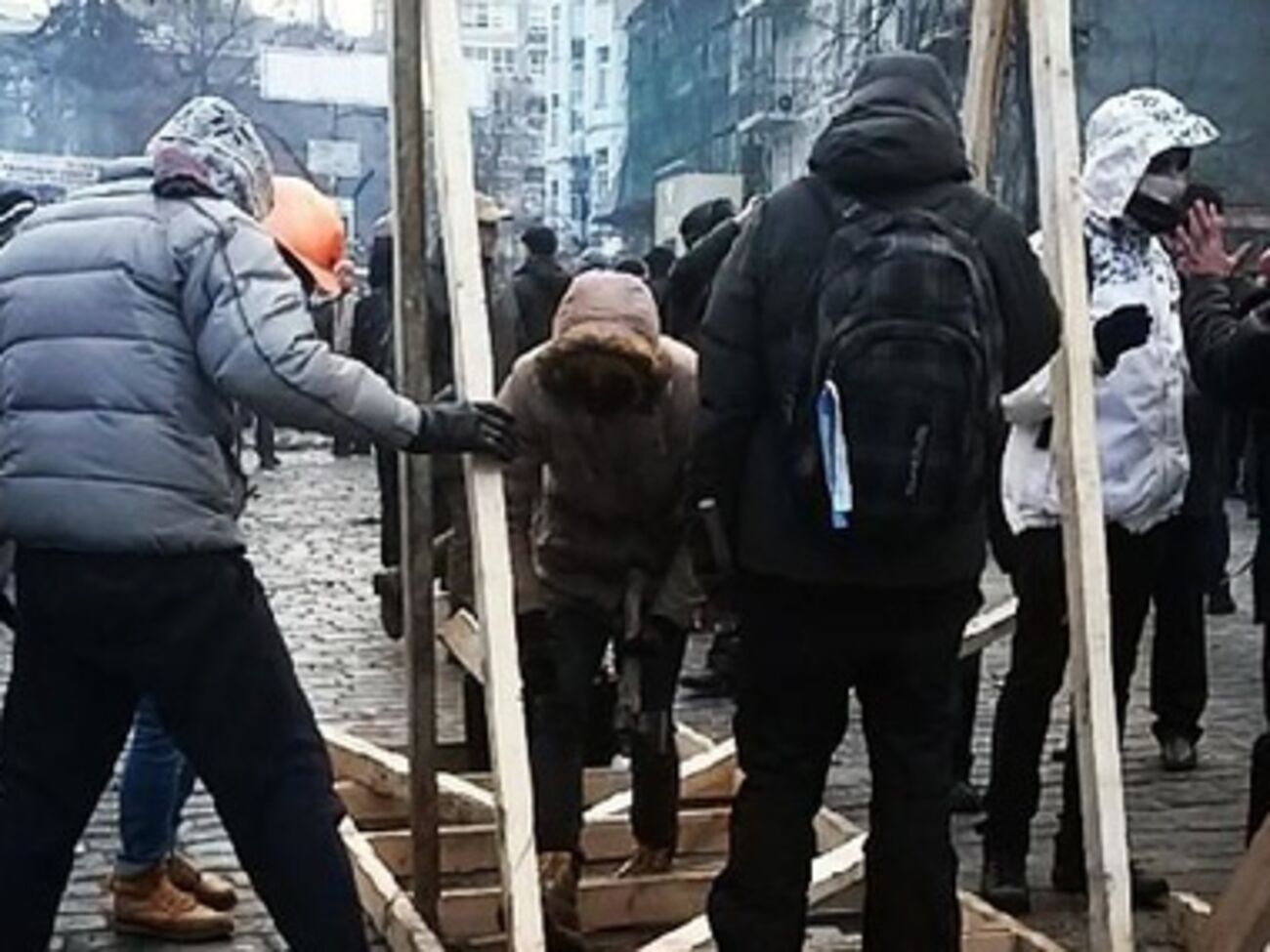 В это время на Майдане сооружают катапульту